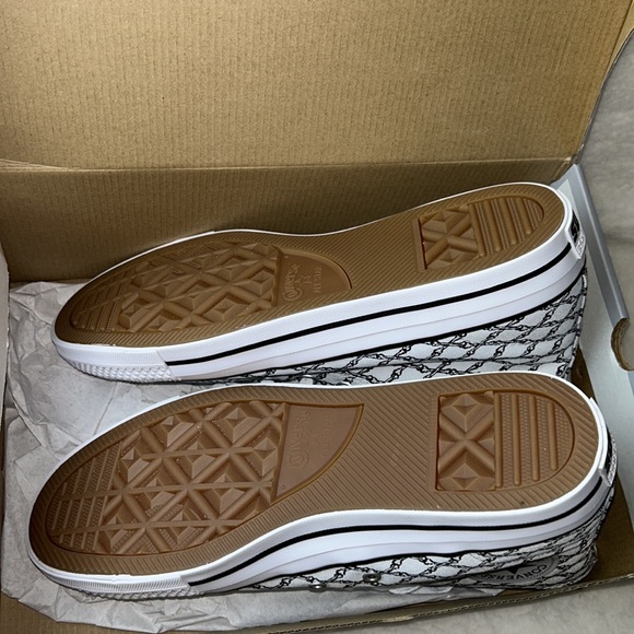 Converse brand new shoes in box. Women size 10.5 Men’s size 8.5 - Picture 2 of 7